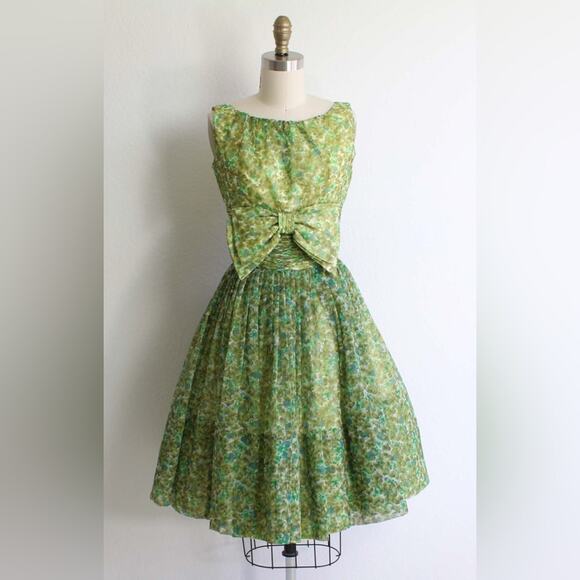 Vintage Dresses & Skirts - Gorgeous 1950s Vintage Green Floral Dresss